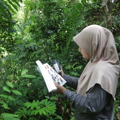 Photo 28. Tn Babul Taufiq Ismail Mengamati Burung